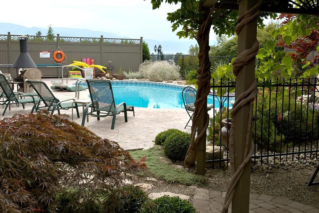 A Vista Villa Couples Retreat Κελόουνα  Δωμάτιο φωτογραφία